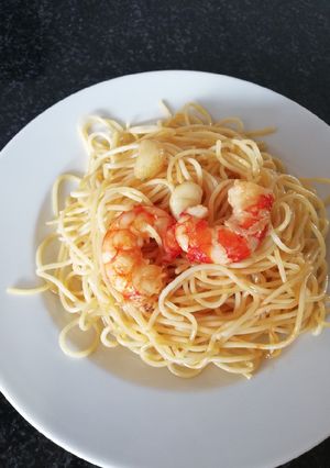 Una foto de Spaguetis con aceite, ajo, guindilla y gambas