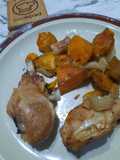 Pollo al horno con boniatos y cebollas