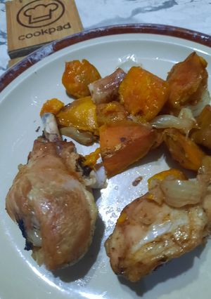 Una foto de Pollo al horno con boniatos y cebollas