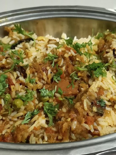 વેજ દમ પુલાવ (Veg Dum Pulao Recipe In Gujarati) રેસીપી મુખ્ય ફોટો