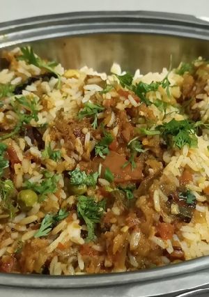 વેજ દમ પુલાવ (Veg Dum Pulao Recipe In Gujarati) રેસીપી મુખ્ય ફોટો