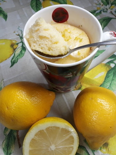 Una foto de Mug cake de limón