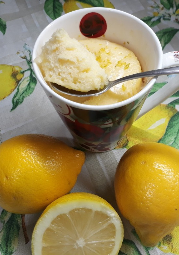 Una foto de Mug cake de limón