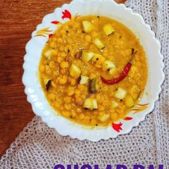 A picture of Bengali style Chana Dal with Coconuts.