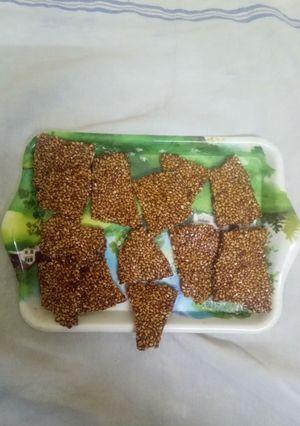 तिल गुड़ की चिक्की (til gur ki chikki recipe in Hindi) रेसिपी मुख्य फोटो