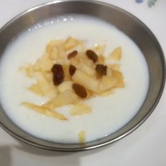 A picture of Diet firnie with apple and raisens 🧆🥙🍎.