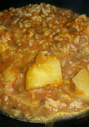 Una foto de Guiso de arroz y lentejas con pollo