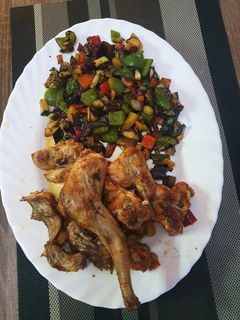Una foto de Conejo picante con revuelto de verduras
