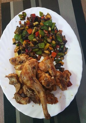 Una foto de Conejo picante con revuelto de verduras