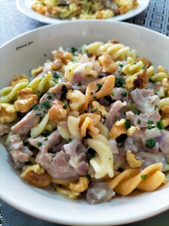 Una foto de Fusilli tricolor con secreto a baja temperatura y gorgonzola