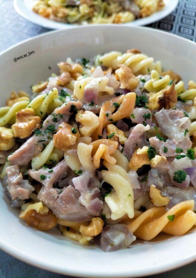 Una foto de Fusilli tricolor con secreto a baja temperatura y gorgonzola