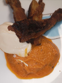 Una foto de Calçots rebozados con salsa romesco y allioli