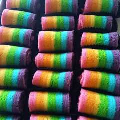 A picture of Bolu gulung warna warni.