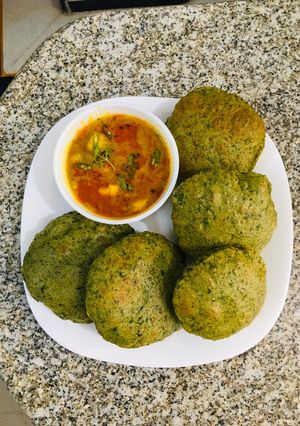 A picture of Palak Poori.