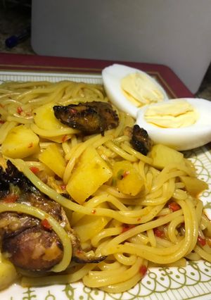 A picture of Pasta and garnish chicken.