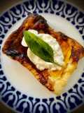 Hojaldritos dulce-salado de melocotón con jamón ibérico y burrata