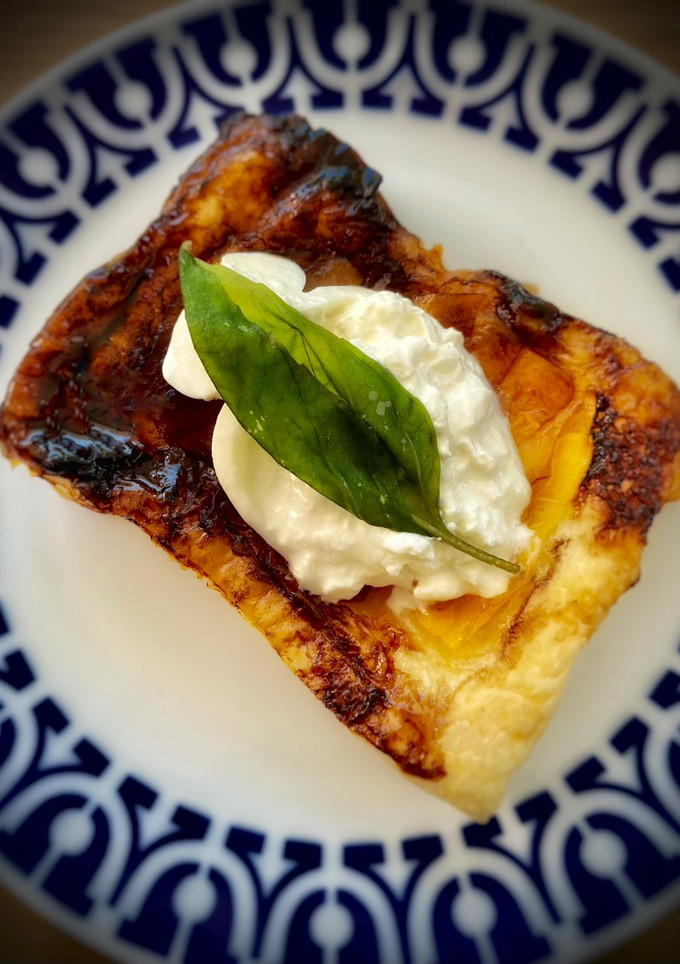 Una foto de Hojaldritos dulce-salado de melocotón con jamón ibérico y burrata