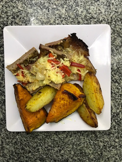 Una foto de Matambre tiernizado al gratén con guarnición de papas cuña y cabutiá