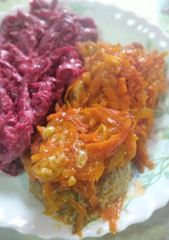 Мінтай тушкований з овочами та томатним соусом