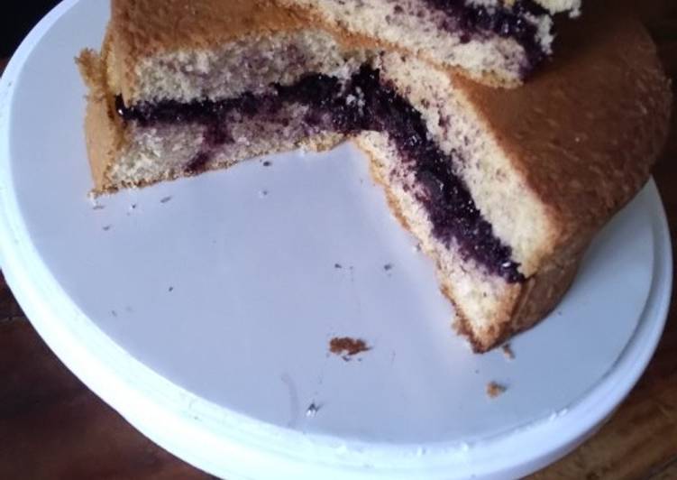 Sponge cake filled with chunky blue berry jam