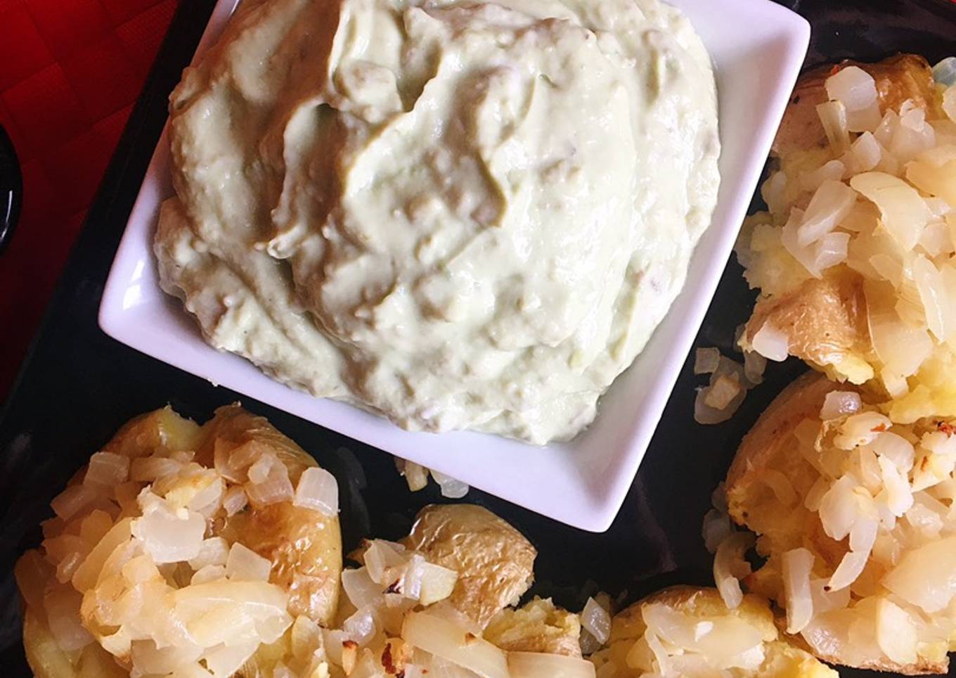 Patatas gratinadas con salsa de aguacate