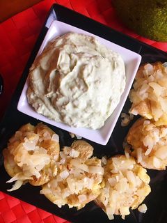Una foto de Patatas gratinadas con salsa de aguacate