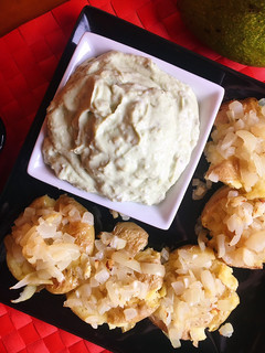 Una foto de Patatas gratinadas con salsa de aguacate