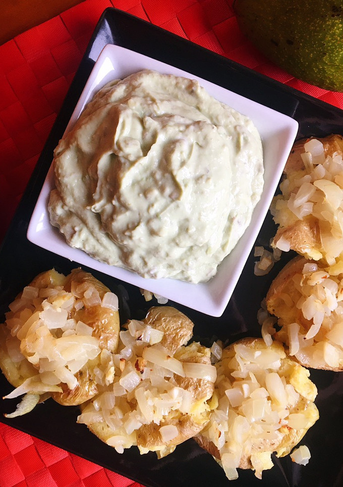 Una foto de Patatas gratinadas con salsa de aguacate