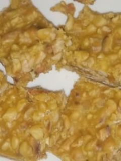 શીંગ ની ચીકકી(Shing Chikki Recipe In Gujarati) રેસીપી મુખ્ય ફોટો