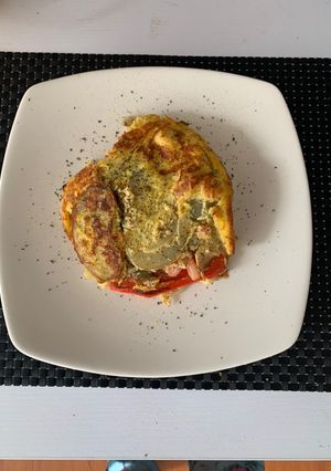 Una foto de Tortilla de papa, con camarón y huevo