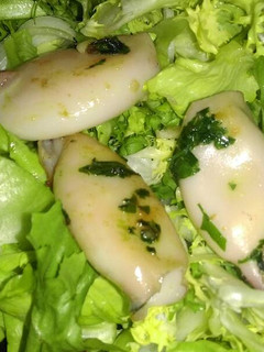 Una foto de Chipirones al ajillo en ensalada
