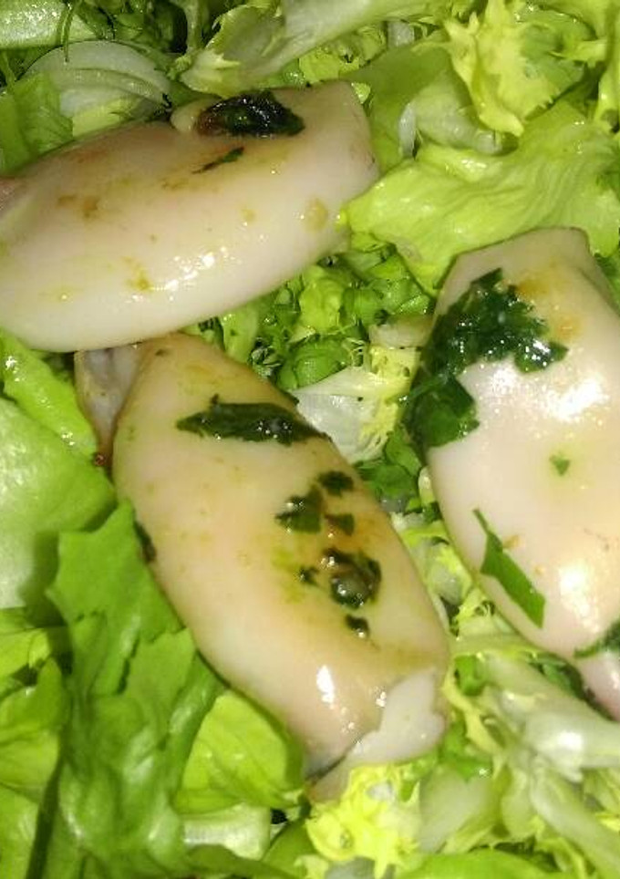 Una foto de Chipirones al ajillo en ensalada