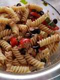 Pasta fredda con tonno pomodorini capperi e olive