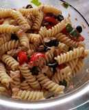 Pasta fredda con tonno pomodorini capperi e olive