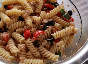 Foto di Pasta fredda con tonno pomodorini capperi e olive