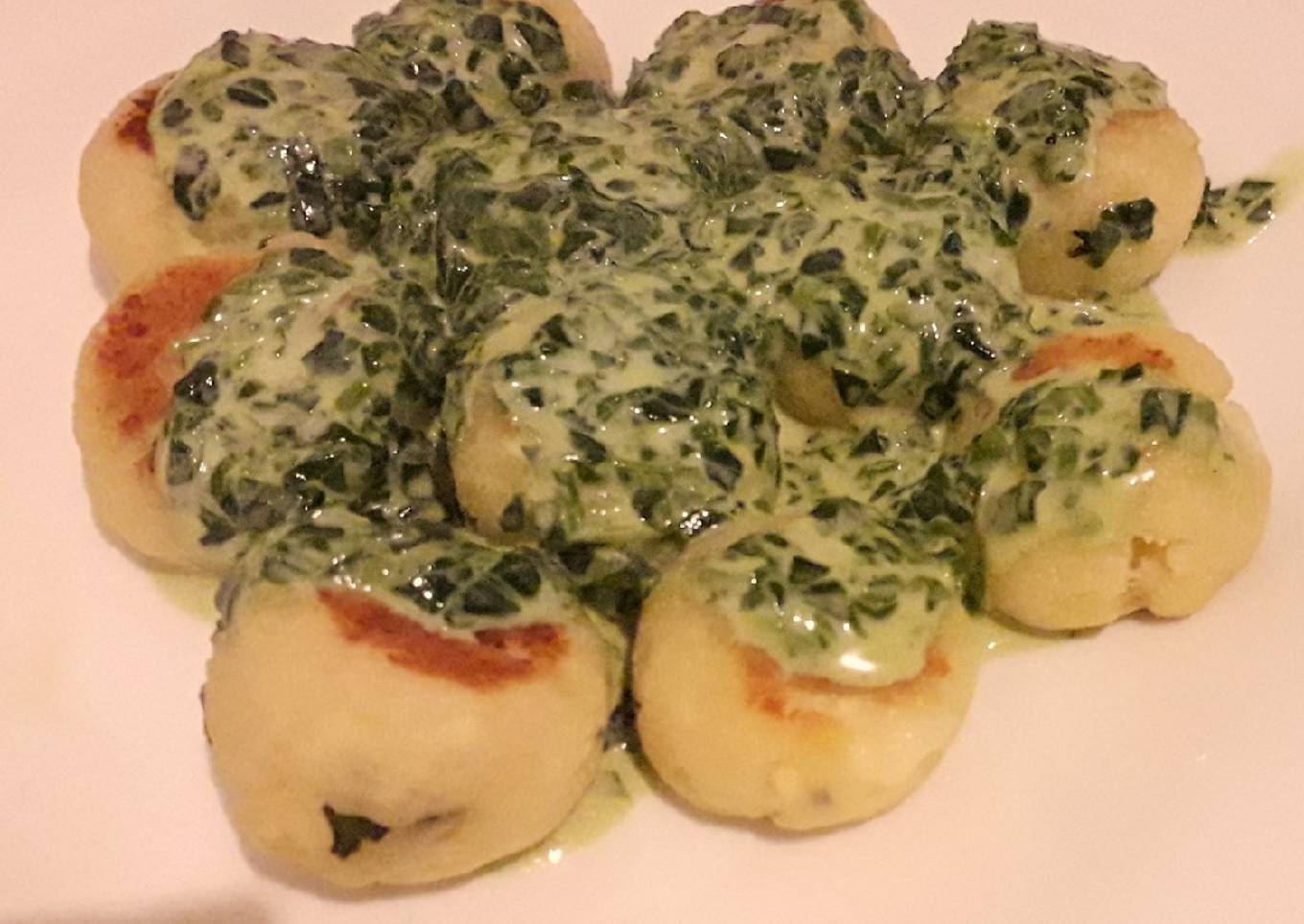 Albóndigas de ricota y queso con salsa de espinaca 😍
