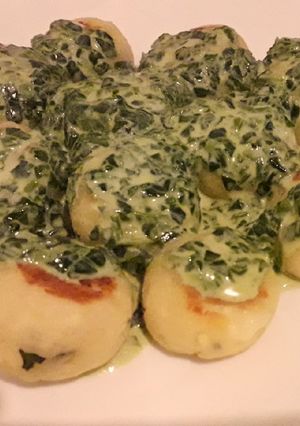 Una foto de Albóndigas de ricota y queso con salsa de espinaca 😍