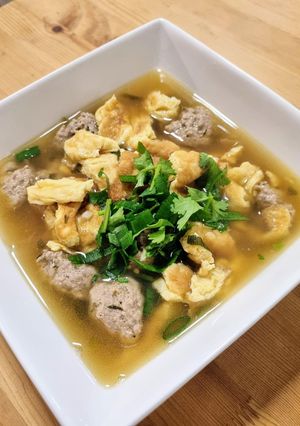 A picture of Thai-style omelette soup with pork balls.