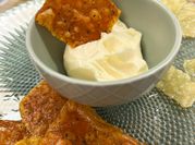 Una foto de dip de queso cheddar