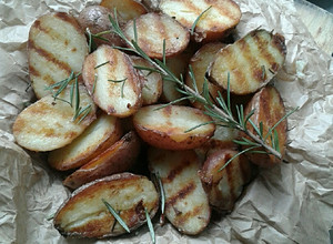 Una foto de Papas Doradas con Aceite de Coco y Romero