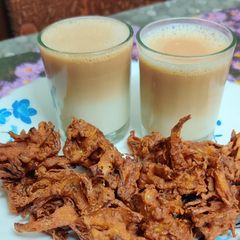 A picture of Crispy Khanda Bhaji Onion pakora with KT.