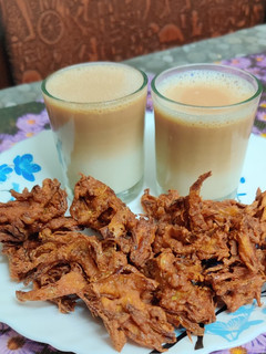A picture of Crispy Khanda Bhaji Onion pakora with KT.