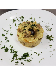 Una foto de Risotto al funghi con pasas y dátiles