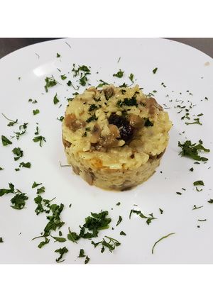 Una foto de Risotto al funghi con pasas y dátiles
