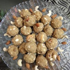 A picture of Dry fruit and gond ladoo.