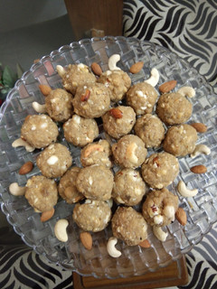 A picture of Dry fruit and gond ladoo.