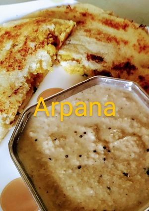 A picture of Stuffed uttapam with mungfali chutney.