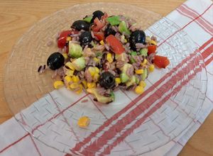 O poză a rețetei Salată cu orez integral, avocado și tonno.
