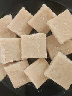 பால் சோளமாவு பர்பி (Milk cornflour burfi recipe in tamil) செய்முறை முக்கிய புகைப்படம்