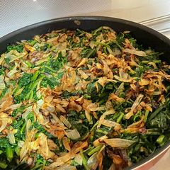 A picture of Wild dandelion leaves in olive oil.